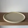 Elegancka Tacka Ozdobna, Podstawka z Ryflami